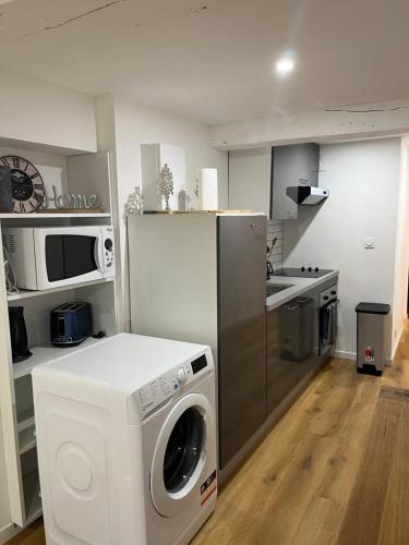 une cuisine avec un lave-linge et un réfrigérateur dans l'établissement Studio Guillestre centre, à Guillestre