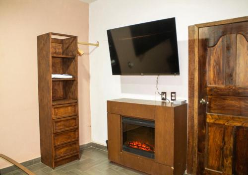 TV a/nebo společenská místnost v ubytování Casa en el centro de Taxco con alberca.
