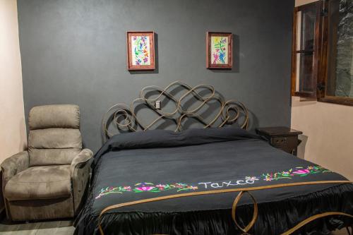 Postel nebo postele na pokoji v ubytování Casa en el centro de Taxco con alberca.