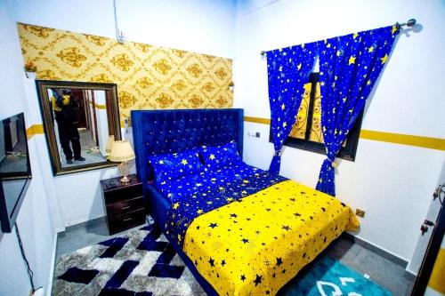 a bedroom with a blue bed with a blue canopy at Appartement meublé in Douala
