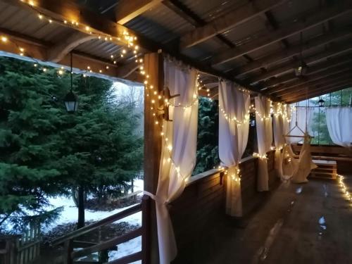 Ein Balkon oder eine Terrasse in der Unterkunft Na Wyraju