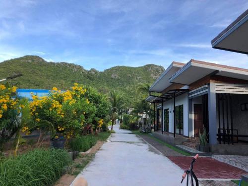 a bike parked on a sidewalk next to a building at พูลสวัสดิ์ รีสอร์ท อ่าวมะนาว in Changwat Prachuap Khiri Khan