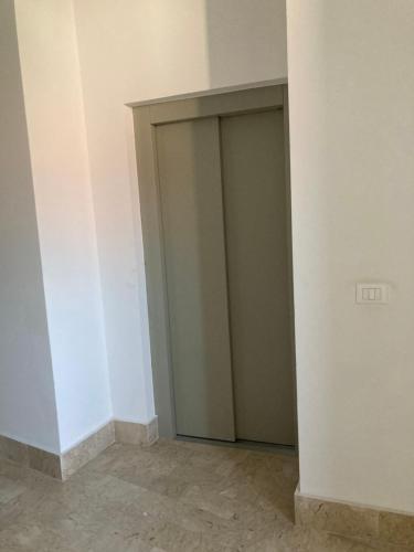 una stanza vuota con una porta in un muro di Casa Etna Nicolosi a Nicolosi