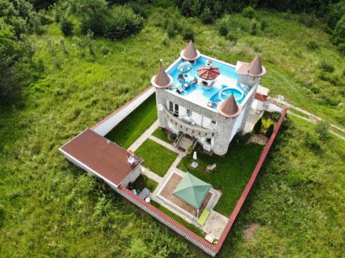 an aerial view of a house with a swimming pool at Къща за гости Замък Никола in Shtarkelovo Gnezdo