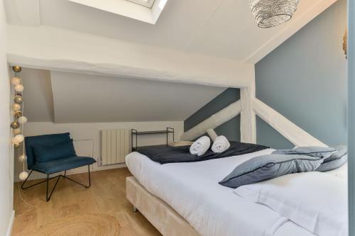1 dormitorio con 1 cama y 1 silla azul en Les jardins du Gourguillon en Lyon