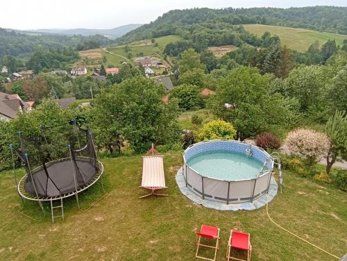 una vista aérea de una piscina y sillas en un patio en Apartamenty i domki, en Wołkowyja