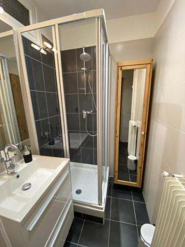 Photo de la galerie de l'établissement Appartement Proche plages - Parking gratuit, à Menton