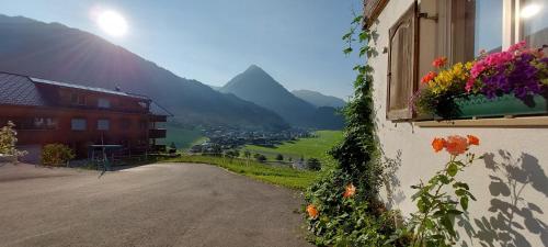Ein allgemeiner Bergblick oder ein Berglick von des Bed & Breakfasts aus