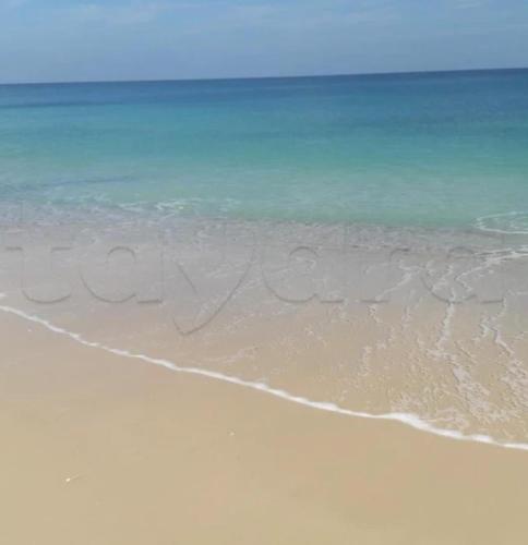 een uitzicht op een zandstrand met de oceaan bij Front of sea with pool appartement in Sousse