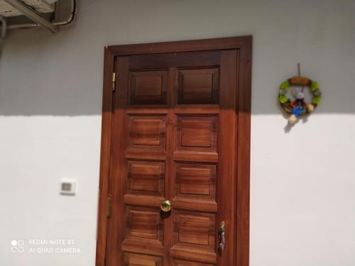 una puerta de madera en la esquina de una habitación en La casa di Fofo' e Ninetta en San Vito Chietino