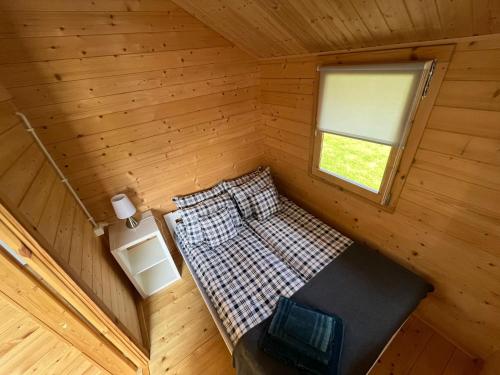 einen Blick über ein Schlafzimmer in einem Blockhaus in der Unterkunft Relax domki Zator in Zator