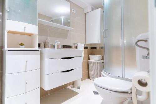 ein weißes Badezimmer mit Toilette und Dusche in der Unterkunft Apartment Cameleon in Dubrovnik