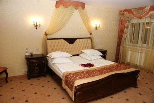 Cama ou camas em um quarto em Hotel Aristokrat Kostroma