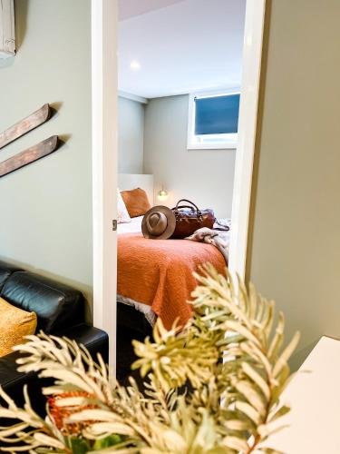 Кровать или кровати в номере Hamilton House - Snowy Mountain Luxury Villas