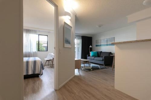 un soggiorno con letto e divano in camera di Resort Living, Luxury Getaway, Close 2 Noosa River a Noosaville