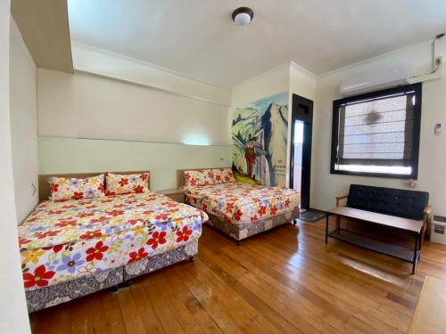 Un dormitorio con dos camas y un banco en él. en Hou Shan Suiyue Homestay, en Zhixue