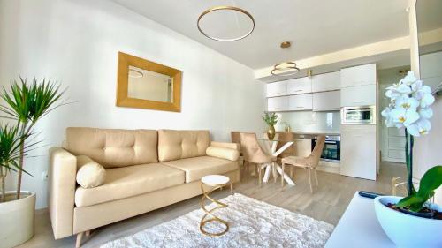 uma sala de estar com um sofá e uma mesa em Eastlake Apartman em Alsóörs