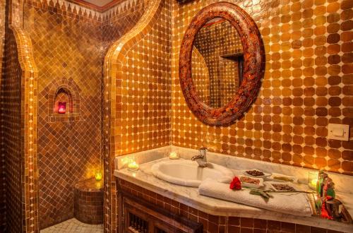 y baño con lavabo y espejo. en Riad La Maison Verte, en Fez