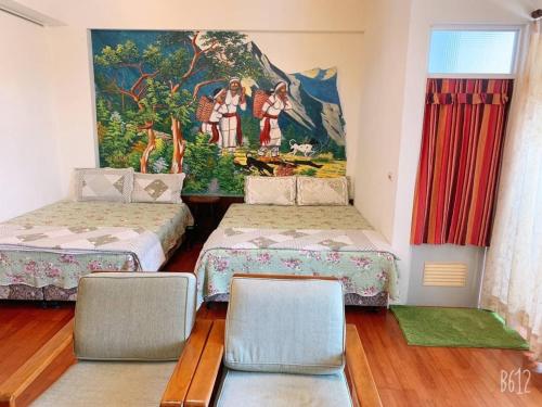 志學村的住宿－後山歲月民宿 ，一间设有两张床的客房,墙上挂着一幅画