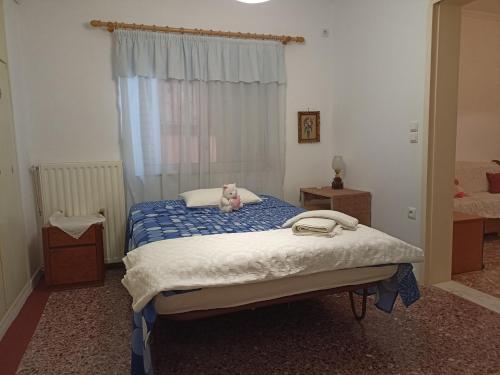 LENA'S SWEET HOME في أرتيميدا: غرفة نوم مع سرير مع دمية دب عليها