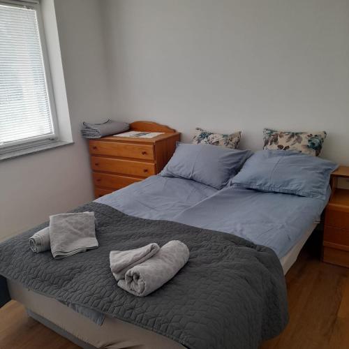 1 dormitorio con 2 camas y toallas. en Lily of the valley house, en Varaždinske Toplice