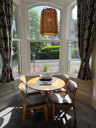 Χώρος καθιστικού στο 2 Bed ground floor apartment, sleeps 4 with free parking