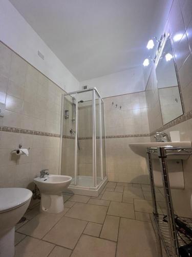 y baño con ducha, aseo y lavamanos. en Corte San Martino, en Mesagne