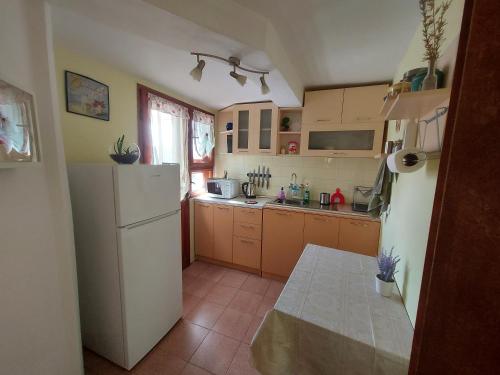 uma cozinha com um frigorífico branco e uma janela em Surf house em Burgas
