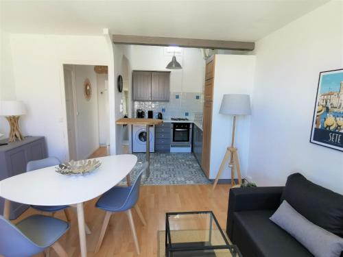 salon z białym stołem i kanapą w obiekcie Superbe appartement dans le Centre Historique w Montpellier