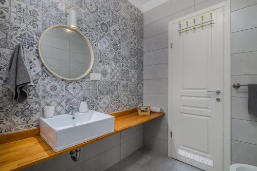 łazienka z umywalką i lustrem w obiekcie House Tonica with pool w mieście Malinska
