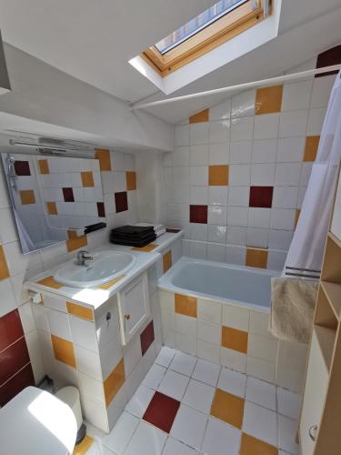 une salle de bain avec une baignoire et un lavabo dans l'établissement Superbe appartement dans le Centre Historique, à Montpellier