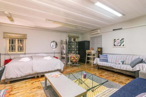 - une chambre avec un lit et un canapé dans l'établissement Pentofanoro Central Studio - Corfu Cozy Getaway, à Corfou