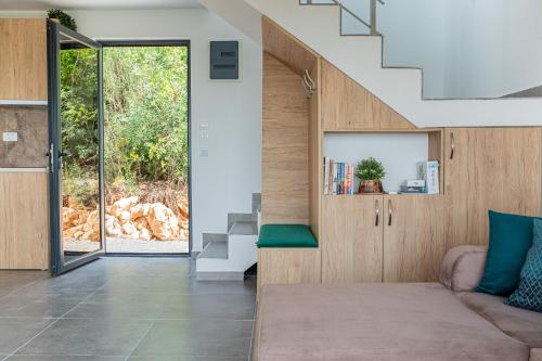 een woonkamer met een bank en een trap bij Solana's View in Ulcinj