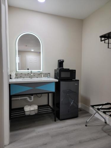 La salle de bains est pourvue d'un lavabo et d'un miroir. dans l'établissement Quality Inn Victorville I-15, à Victorville