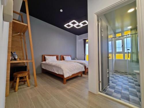 1 dormitorio con 1 cama y una escalera en una habitación en Sky Castle Homestay, en Fengbin