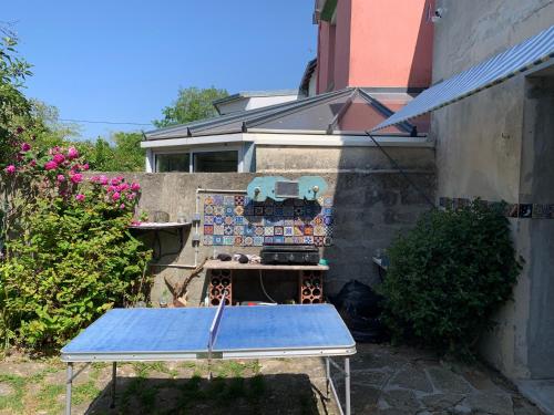 uma mesa de pingue-pongue no quintal de uma casa em Auberge du Finistère - Chambres Cosy à louer - Bienvenus chez Anne votre hote et Chris le gardien- proche centre ville et odet à pieds em Quimper