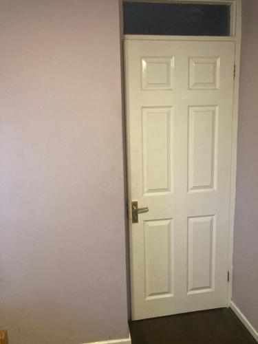 een open witte deur in een kamer bij C&C in Croydon