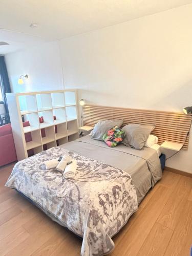 une chambre avec un grand lit avec deux serviettes dessus dans l'établissement Appartement confortable, petite vue mer et piscine Cassis, à Cassis