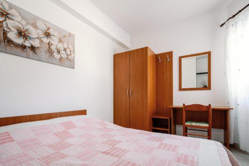 Un pat sau paturi într-o cameră la Charming little apartment