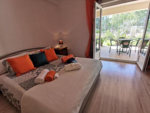 a bed with pillows on it in a room with a patio at Cantinho da Alice Family Villa in Sertã