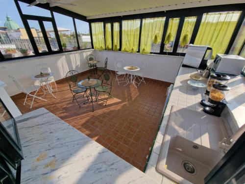 拿坡里的住宿－La terrazza delle fate，客房享有空中景致,配有桌椅
