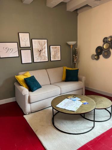 a living room with a couch and a table at Fleur de Coton 6 pers à 20 minutes de Beauval in Montrichard