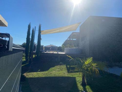 - une vue sur une maison baignée de soleil dans l'établissement Villa Bois Piscine Bordeaux, à Bonnetan