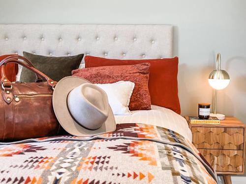 Кровать или кровати в номере Hamilton House - Snowy Mountain Luxury Villas