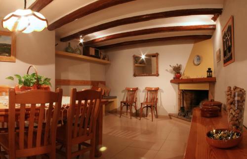 sala de estar con mesa y chimenea en Cal Conrad en Nulles