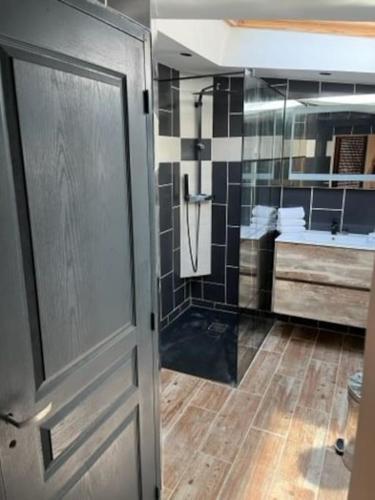 une salle de bain avec douche et porte vitrée dans l'établissement Maison à Vézac 24220, à Vézac