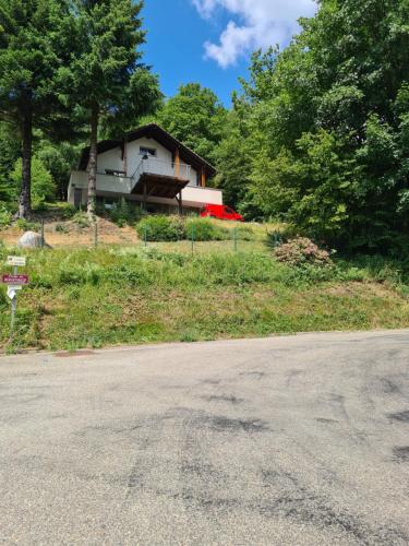 una casa sentada en la cima de una colina al lado de una carretera en Au Talhorn chez Marc, en Fellering