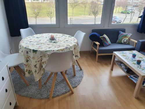 een eetkamer met een tafel en stoelen en een bank bij Haus-Crone in Burgtiefe auf Fehmarn 