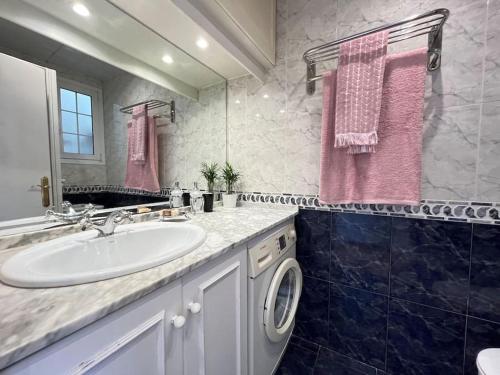 Kúpeľňa v ubytovaní Precioso apartamento con piscina