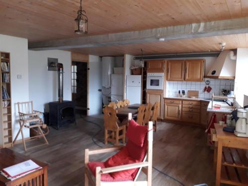une cuisine et une salle à manger avec une table et des chaises dans l'établissement Chalet la Bise, à La Plagne Tarentaise